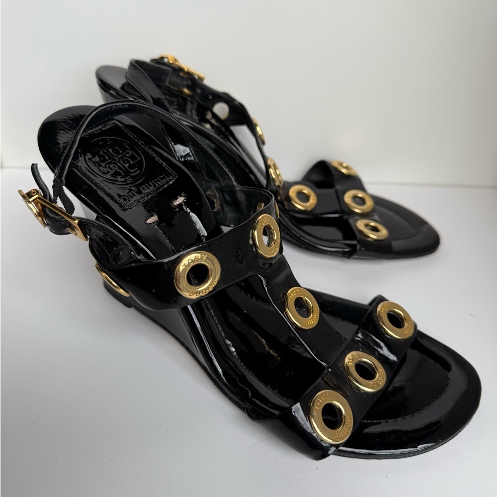 TORY BURCH Kathryn Black Patent Leather Gold Rivet Wedge Heel Sandals Size 7.5 - Picture 12 of 16
